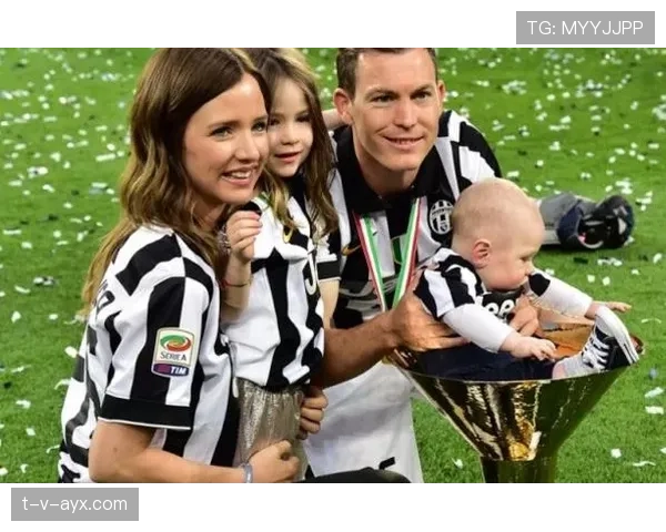 奥斯梅恩假期晒太阳陪家人，状态引关注！