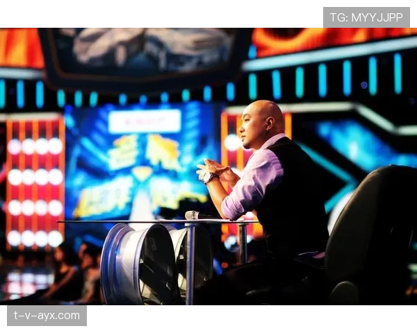 高磊今天穿得比老板还讲究，看球场外像逛奢侈品店一样幽默