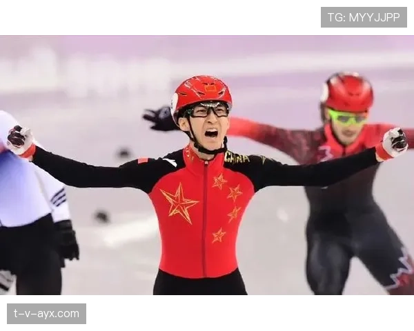 武大靖训练完直接啃冰块，这自律狠人连解渴都像在卷我们